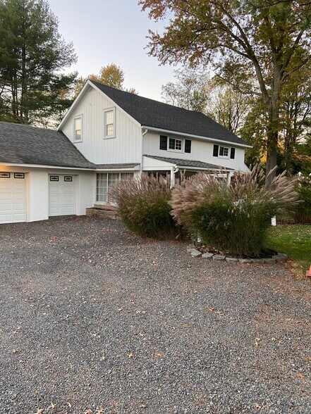 Building Photo - 421 Country Club Rd