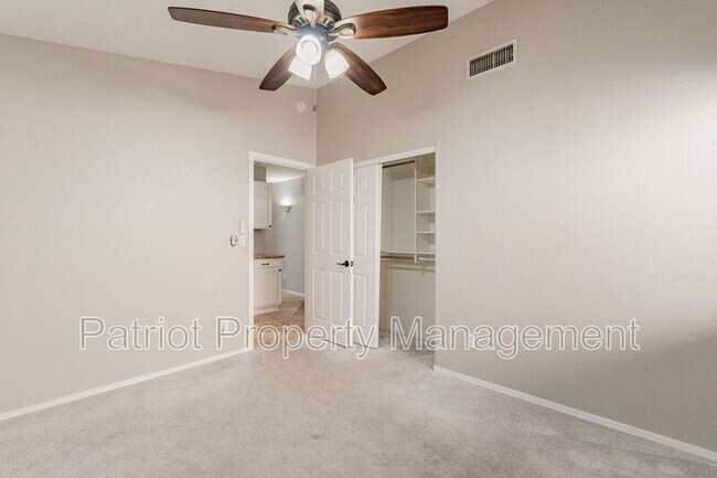 Building Photo - 4704 E Villa Maria Dr