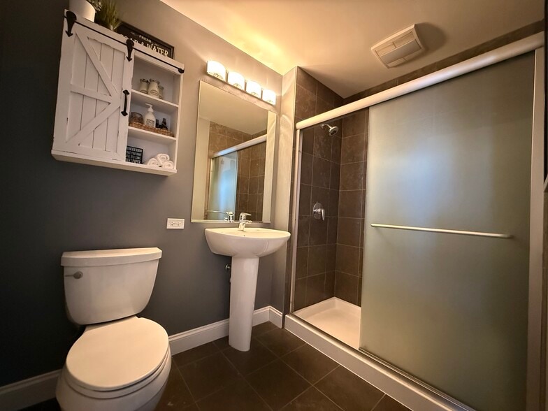 Secondary Bathroom - 659 W Randolph St