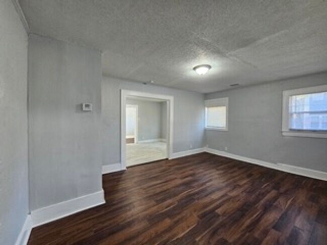 Building Photo - Spacious 3BR/2BA Home with Modern Amenities and Fenced Yard