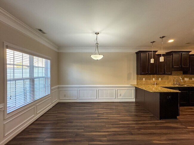 Building Photo - Lovely 3 Bed 2.5 Bath Home with Community Amenities