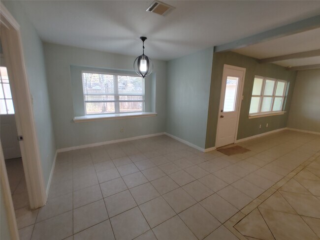 Building Photo - 633 Mosswood Dr