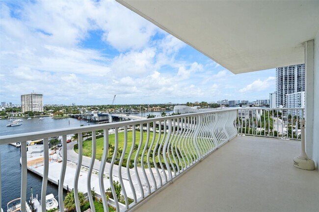 Building Photo - 1 Las Olas Cir
