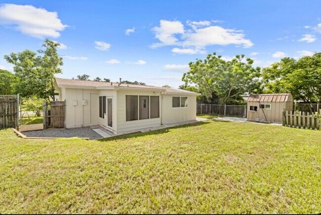 Building Photo - Updated 2 bedroom 1 bath with a Bonus Room