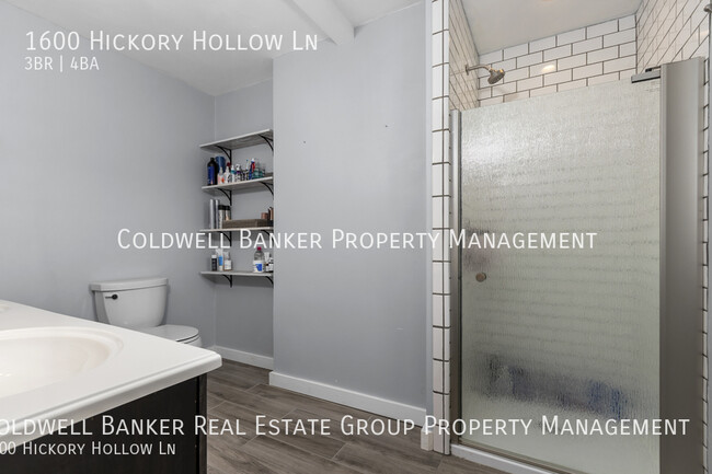 Building Photo - 1600 Hickory Hollow, Menasha
