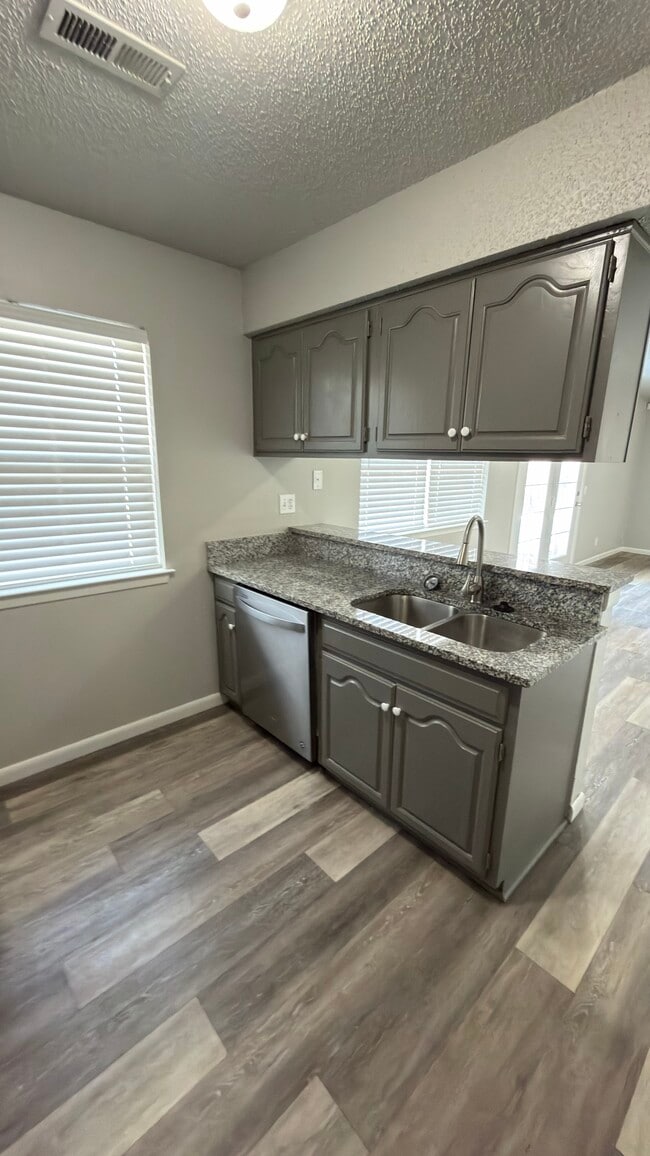 Building Photo - 150 W Kent St