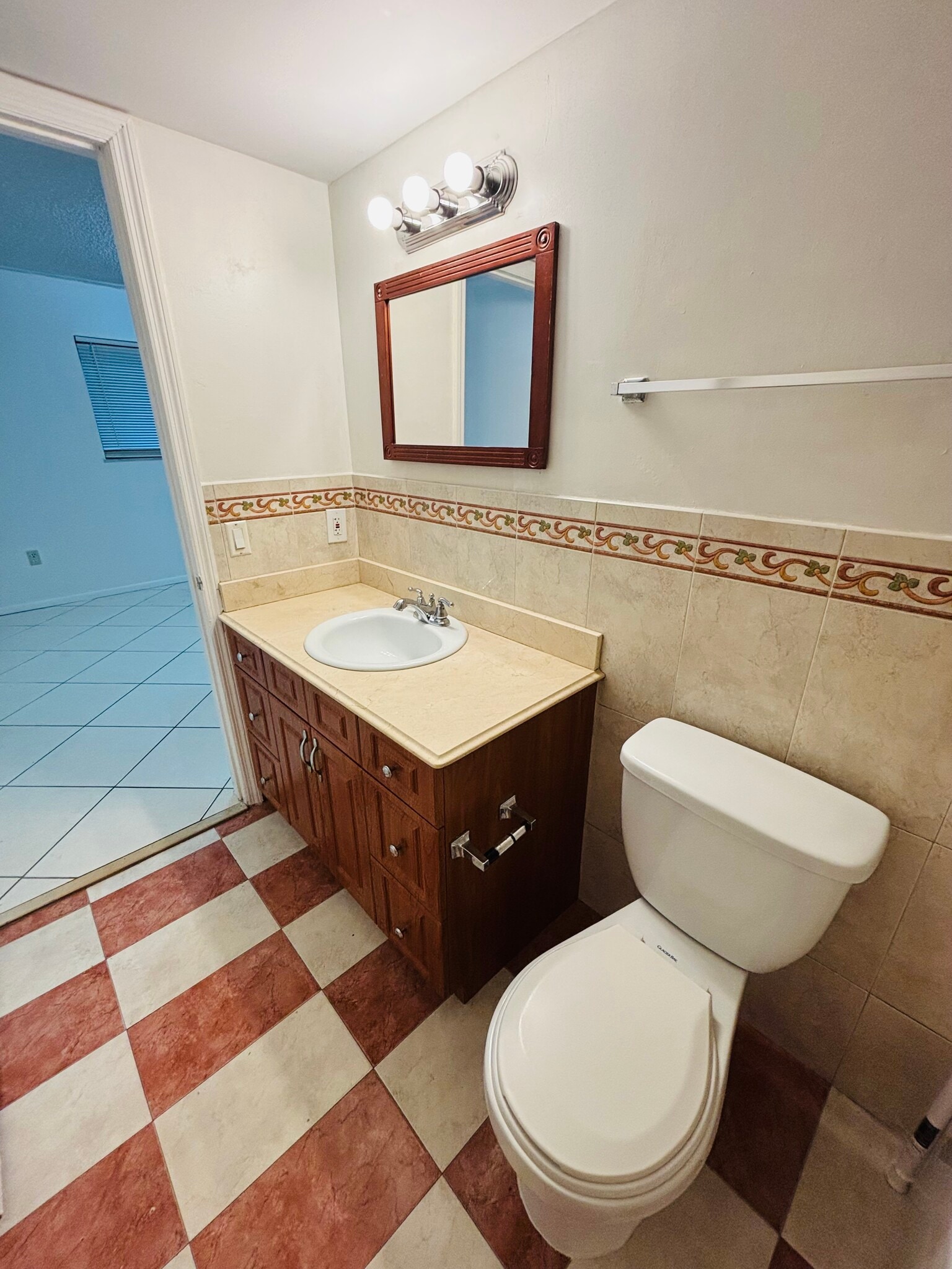 Master bath - 1331 W 51st Pl
