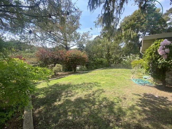 Building Photo - Spacious Three Bedroom Home in Carmel Hill...