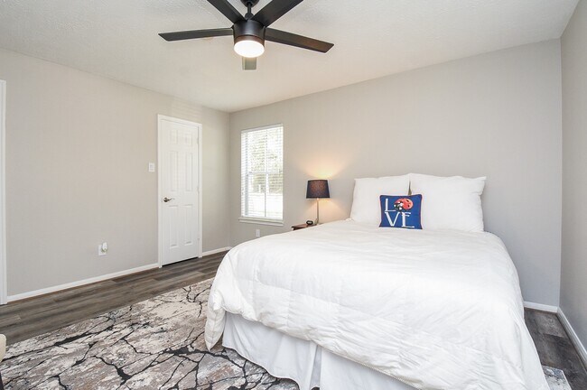 Building Photo - 8051 Bay Branch Dr