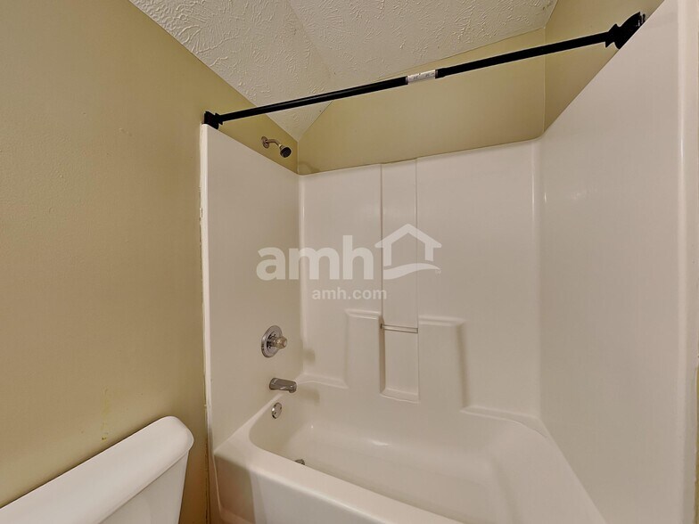 Building Photo - 913 Tom Hailey Blvd