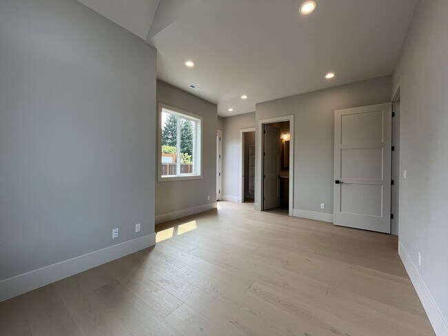 Building Photo - 17402 NW Lone Rock Dr