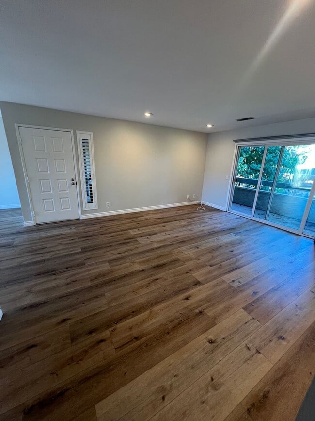 Building Photo - Lovely West Side Ventura Condo