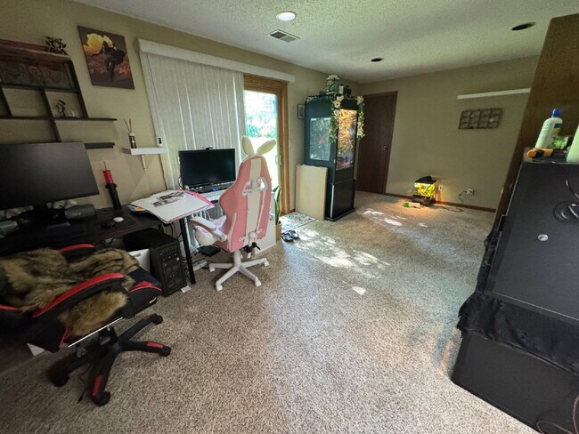Building Photo - Charming 4-Bed Lakeville Home with Spacious 2000 Sq Ft & Gleaming Neighborhood!"