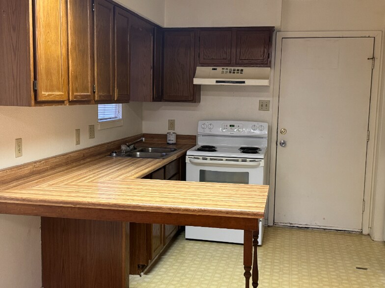 Building Photo - 1611 W Elm St