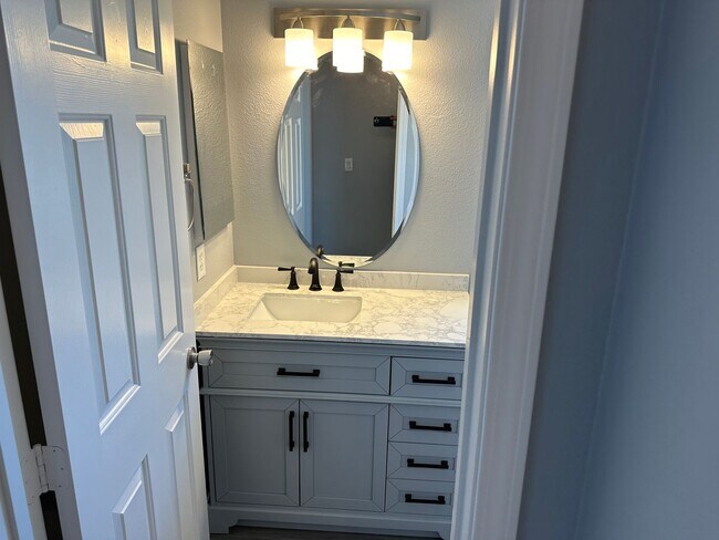 Building Photo - Newly Renovated 4 bedroom, 3 Bath with Pool