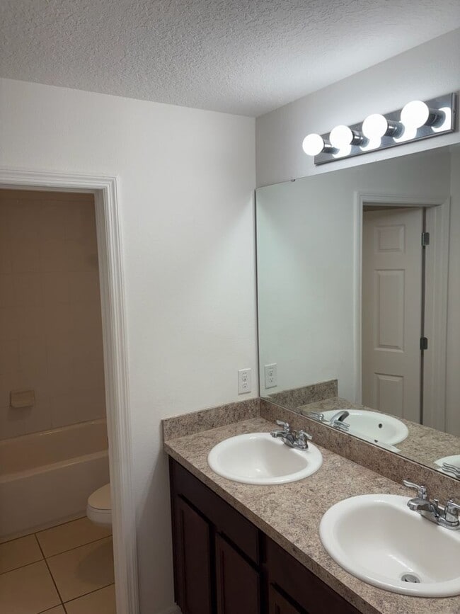 Building Photo - IMMEDIATE OCCUPANCY !!! LARGE// 5 Bedroom ...