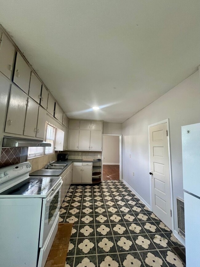 Building Photo - 2 Bed/1 Bath House