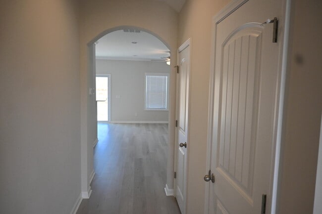 Building Photo - 692 Manitou Cir