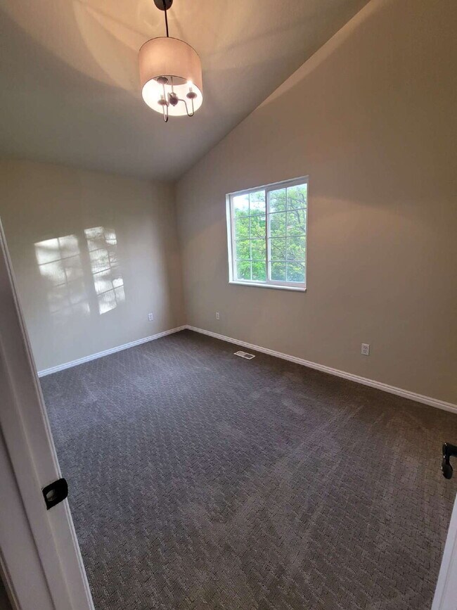 Building Photo - "Spacious 5-Bedroom home with 3.5 Baths and fenced yard!"