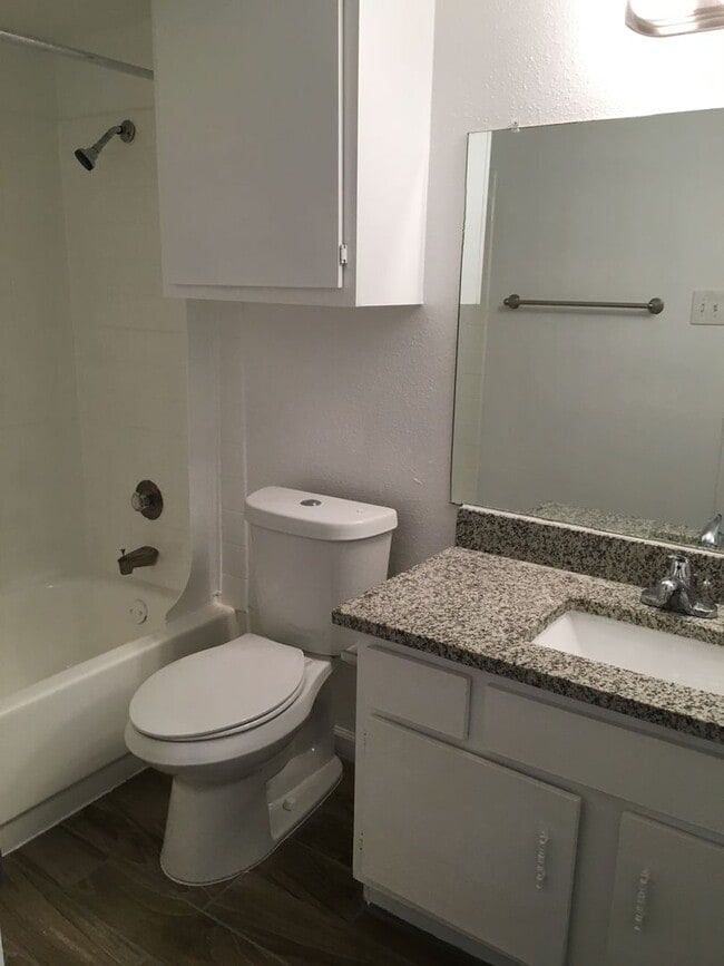 Building Photo - 2 Bedroom 2.5 Bath two story townhome
