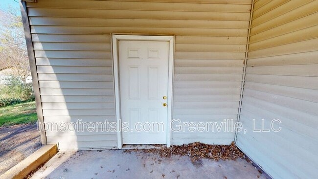 Building Photo - 137 Rosewood Cir