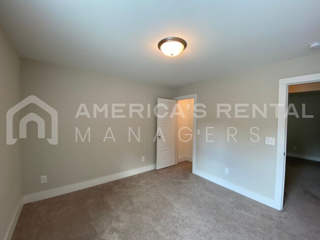 Building Photo - Large Townhome for Rent in Gardendale... Available to View Now!