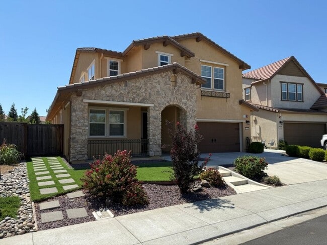 Building Photo - Newer Modern 4 Bedroom 3.5 Bath w/ Bedroom...