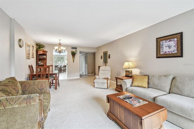 Building Photo - 2700 Cove Cay Dr