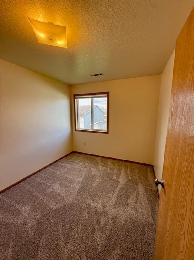 Building Photo - Charming 3 Bed, 1.5 Bath Unit in the Heart...
