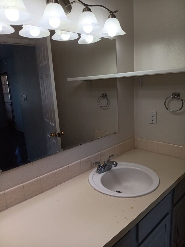 Building Photo - 3 Bedroom, 2.5 Bathroom Home! Schedule a Showing Soon!