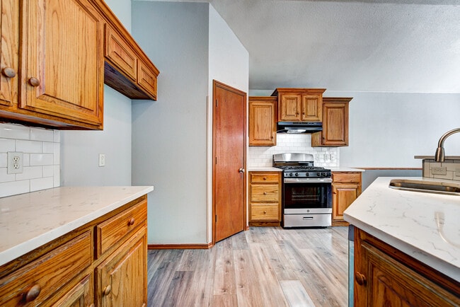 Building Photo - 517 Lone Oak Dr