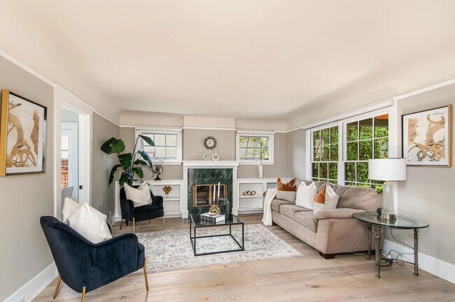 Building Photo - Updated 3BD/2BA Menlo Park Home with French Oak Floors + Bonus Room