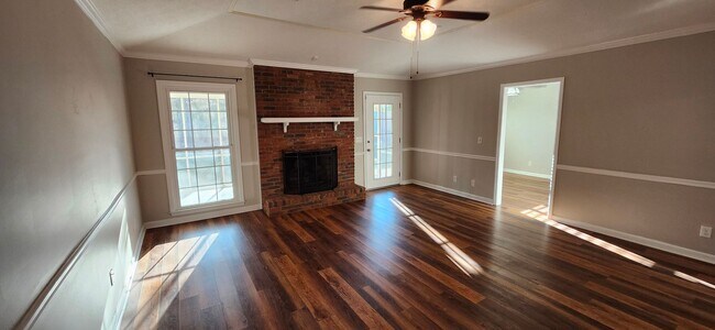 Building Photo - 4 bedroom home in North Columbus