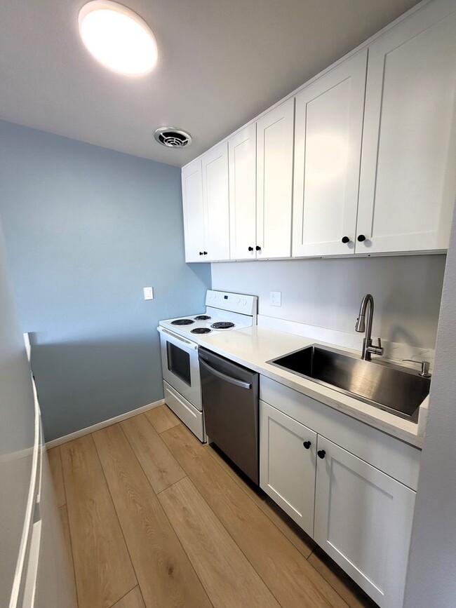 Building Photo - Southside Condo with a View - 1 Bedroom - ...