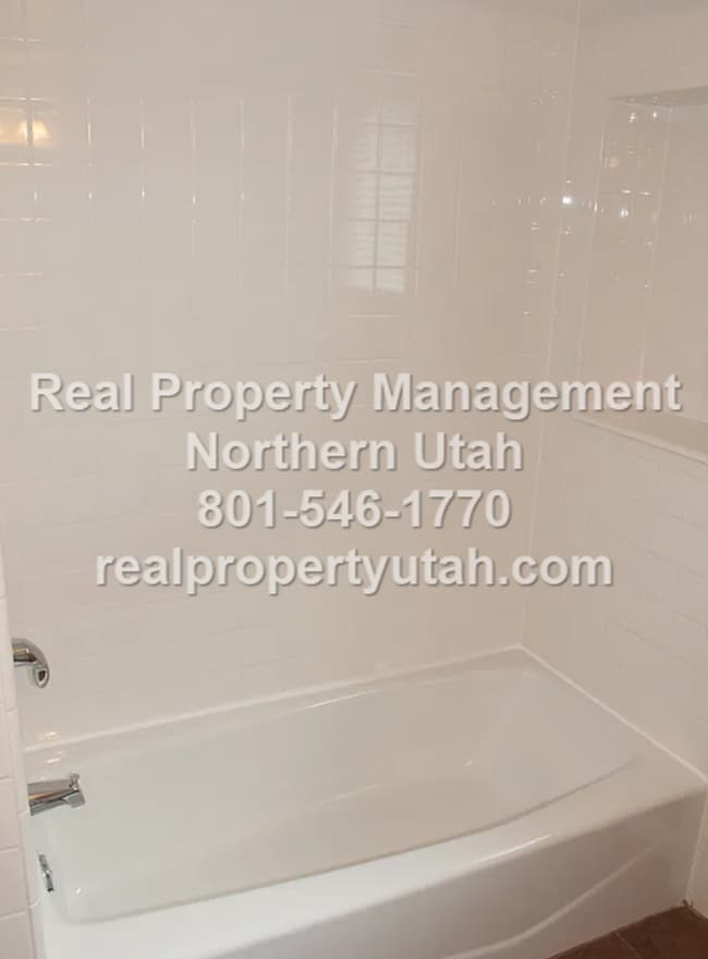 Building Photo - Beautiful 4 Bedroom 2 Bath Home in Kaysvil...