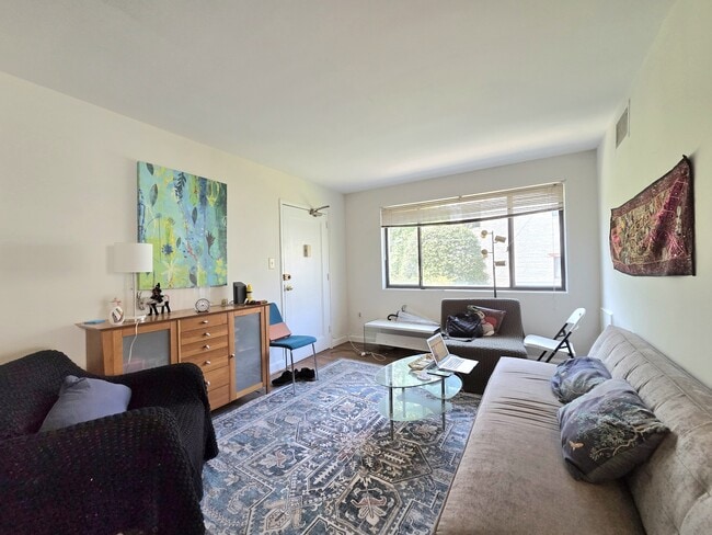 Building Photo - 3821 Davis Pl NW