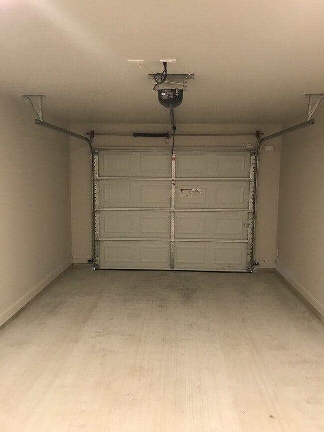 Building Photo - 2 bed/2 bath Duplex - Ready 1/14/2026 - Text 201-231-7228