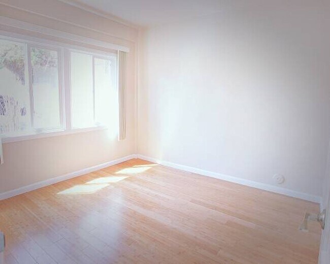 Building Photo - This upstairs 2 bed / 1 bath apartment in Echo Park is now available - Includes private parking a...