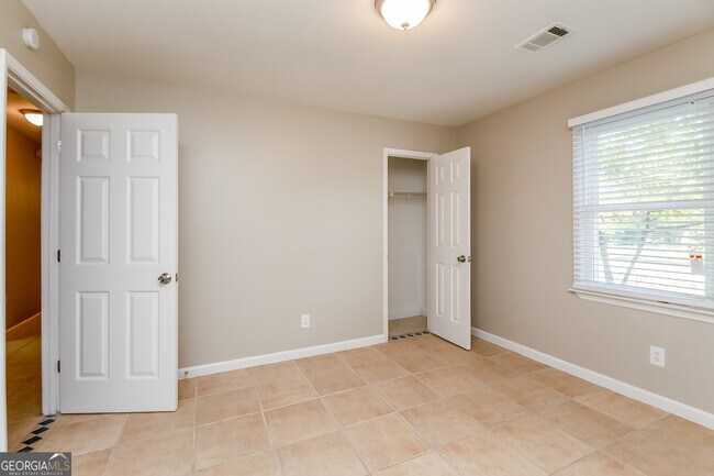 Building Photo - 1561 Rose Garden Ln