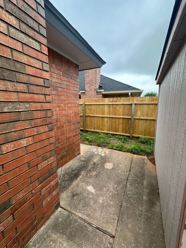 Building Photo - 4 Bed, 2.5 Bath Brick home with 2 car garage