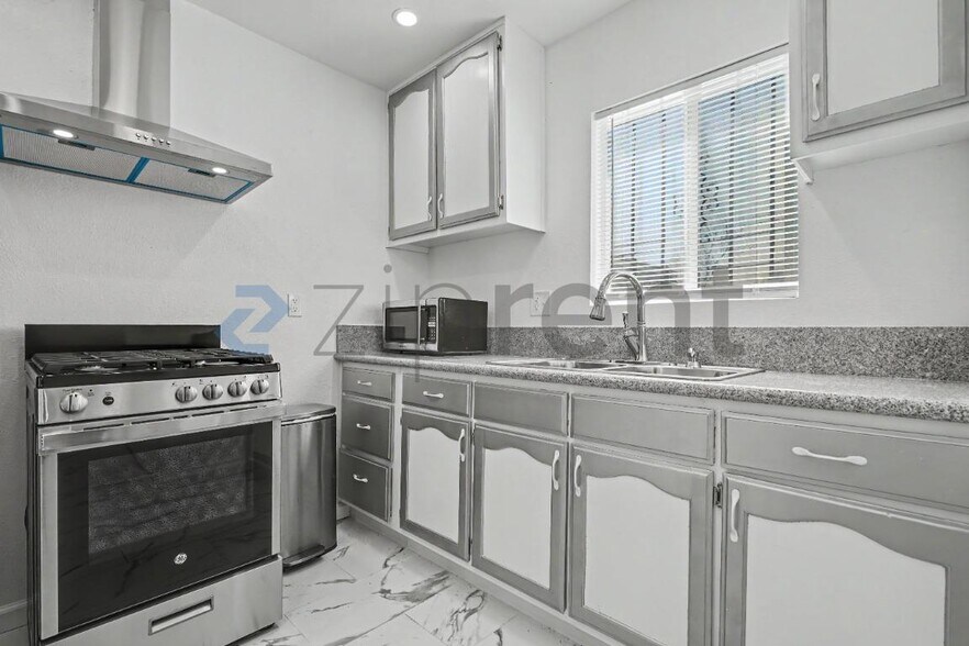 Building Photo - 1208 Field Ave