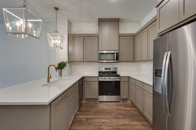 Building Photo - Gorgeous New Townhome!