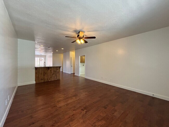 Building Photo - 750 350 N