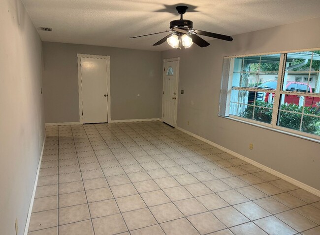 Building Photo - Charming 3/2- Heart of Zephyrhills