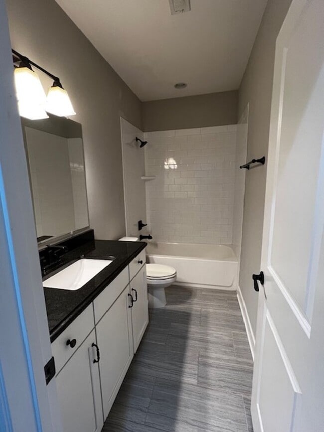 Building Photo - 4 Bedroom 2.5 Bathroom Home