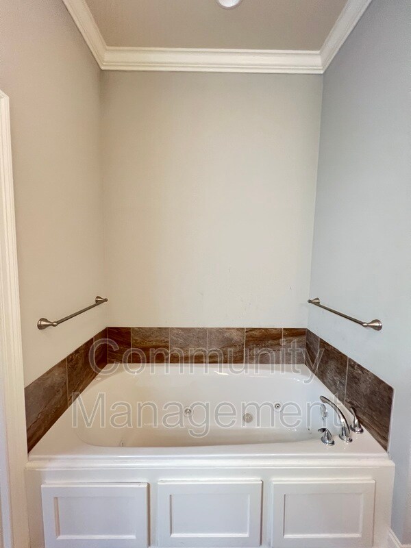 Building Photo - 8027 Seville Ct
