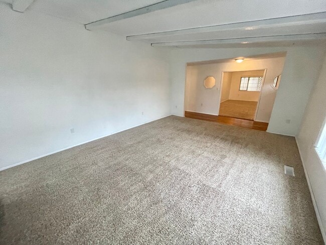 Building Photo - 3 Bedroom, 2 bath home in Sunset Village