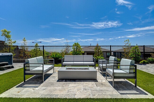 Building Photo - Stunning Fully Furnished 5-Bedroom Home in...
