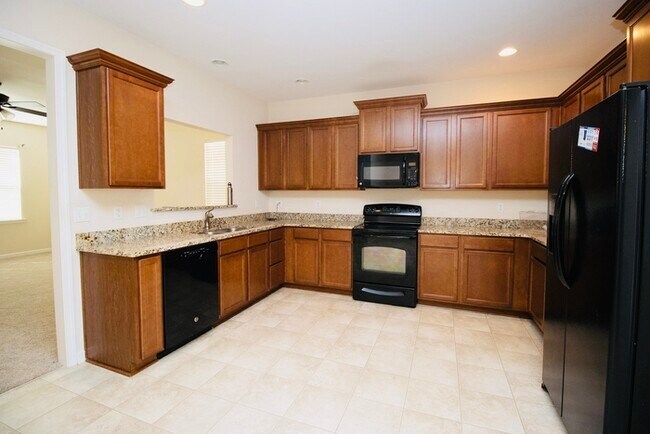 Building Photo - 3 Bedroom, 2.5 Bathroom Townhome in Brando...