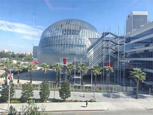 Building Photo - 637 S Fairfax Ave